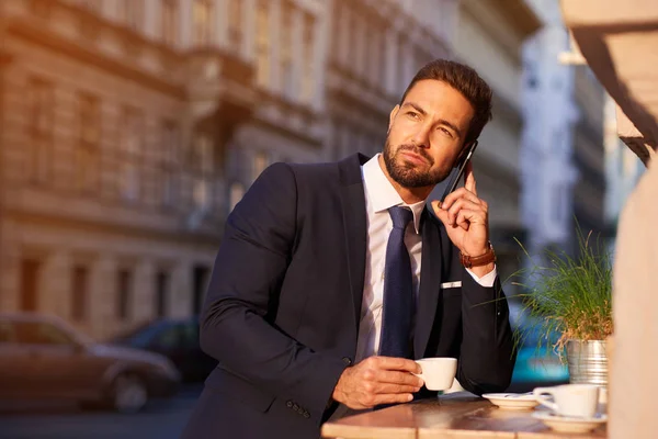 Giovane uomo d'affari bere caffè — Foto Stock